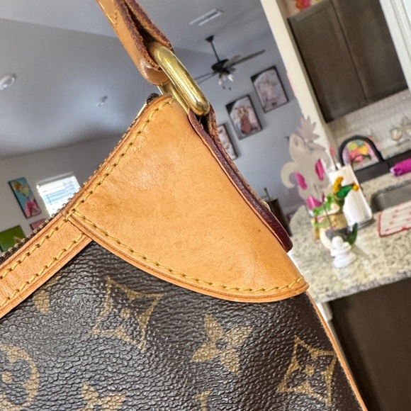 Louis Vuitton Monogram Canvas Shoulder Bag - Picture 15 of 17